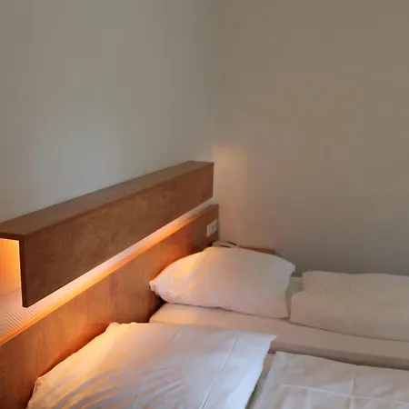 Πανσιόν Zur Linde 3*