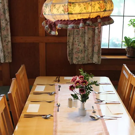 Πανσιόν Zur Linde Ρότενμπουργκ (Τάουμπερ)