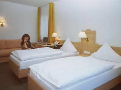 Zur Linde Πανσιόν Ρότενμπουργκ (Τάουμπερ)